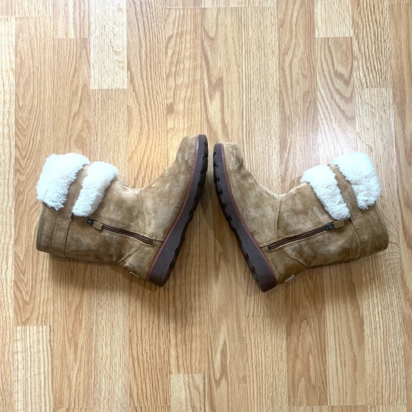 Woman’s Ugg Shearling Boots - Picture 6 of 15